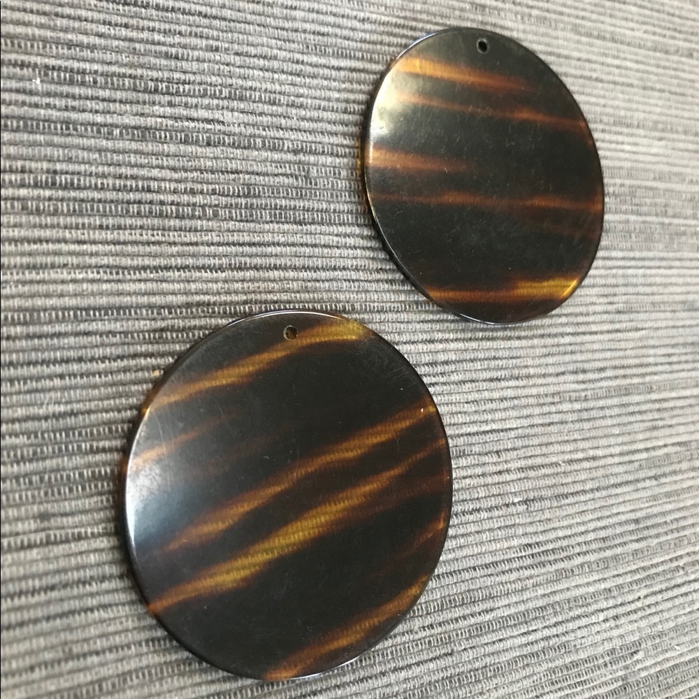 LG. ROUND TIGER STRIPED PLASTIC DISK FOCAL PENDANT
